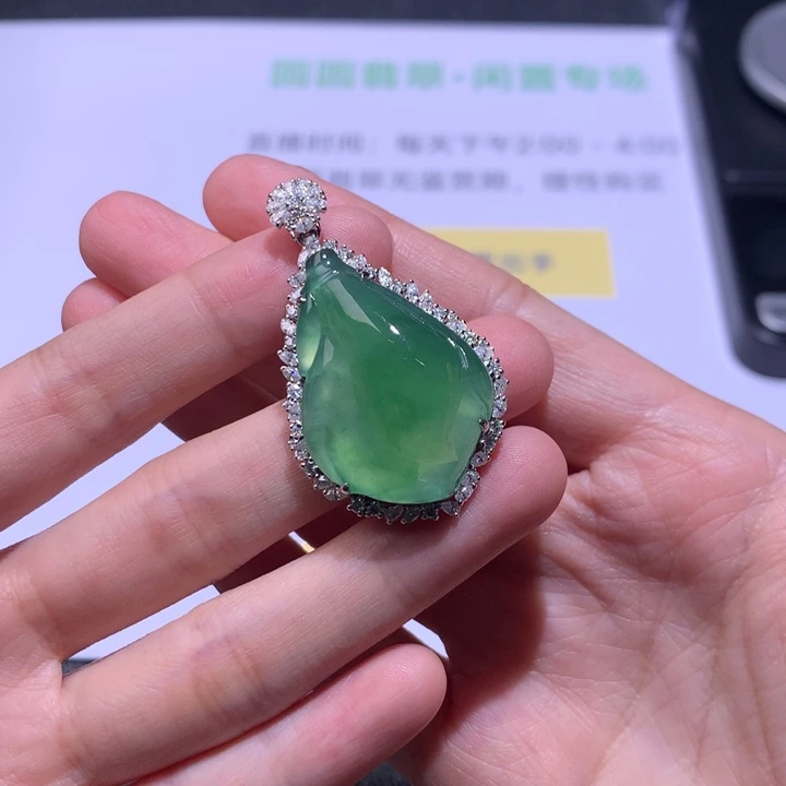 翡翠18K金镶嵌挂件
