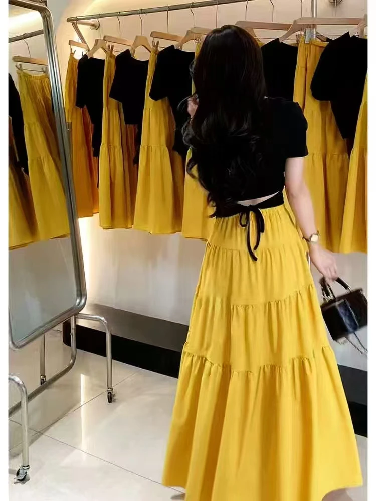 夏季后背镂空绑带短袖T恤搭配百褶半身裙女款穿搭