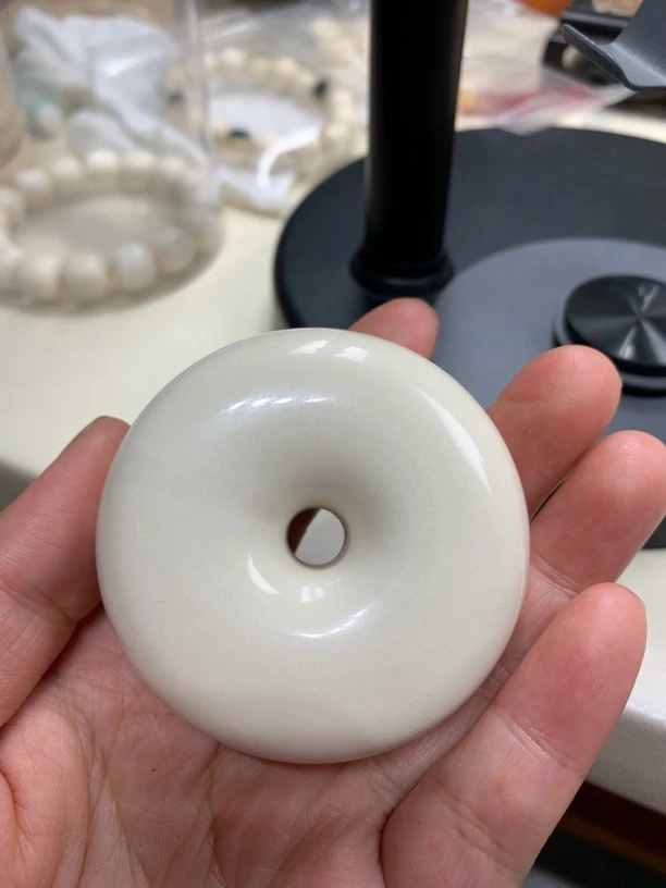 精品天然猛犸象牙面包圈吊坠手把件