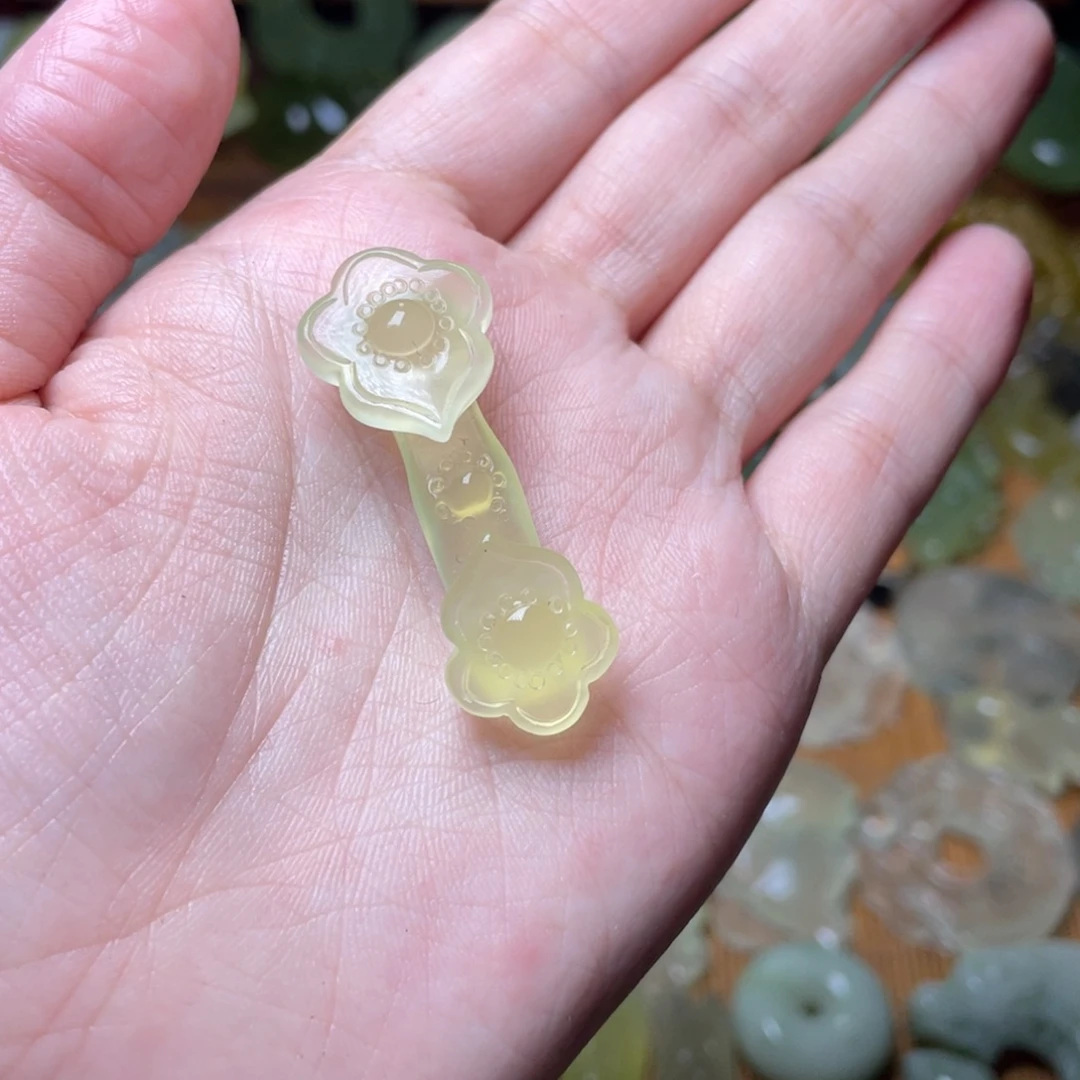 未镶嵌蛇纹石玉吊坠