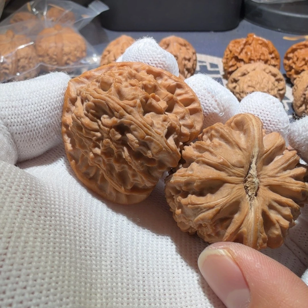 文玩核桃吊坠三角白