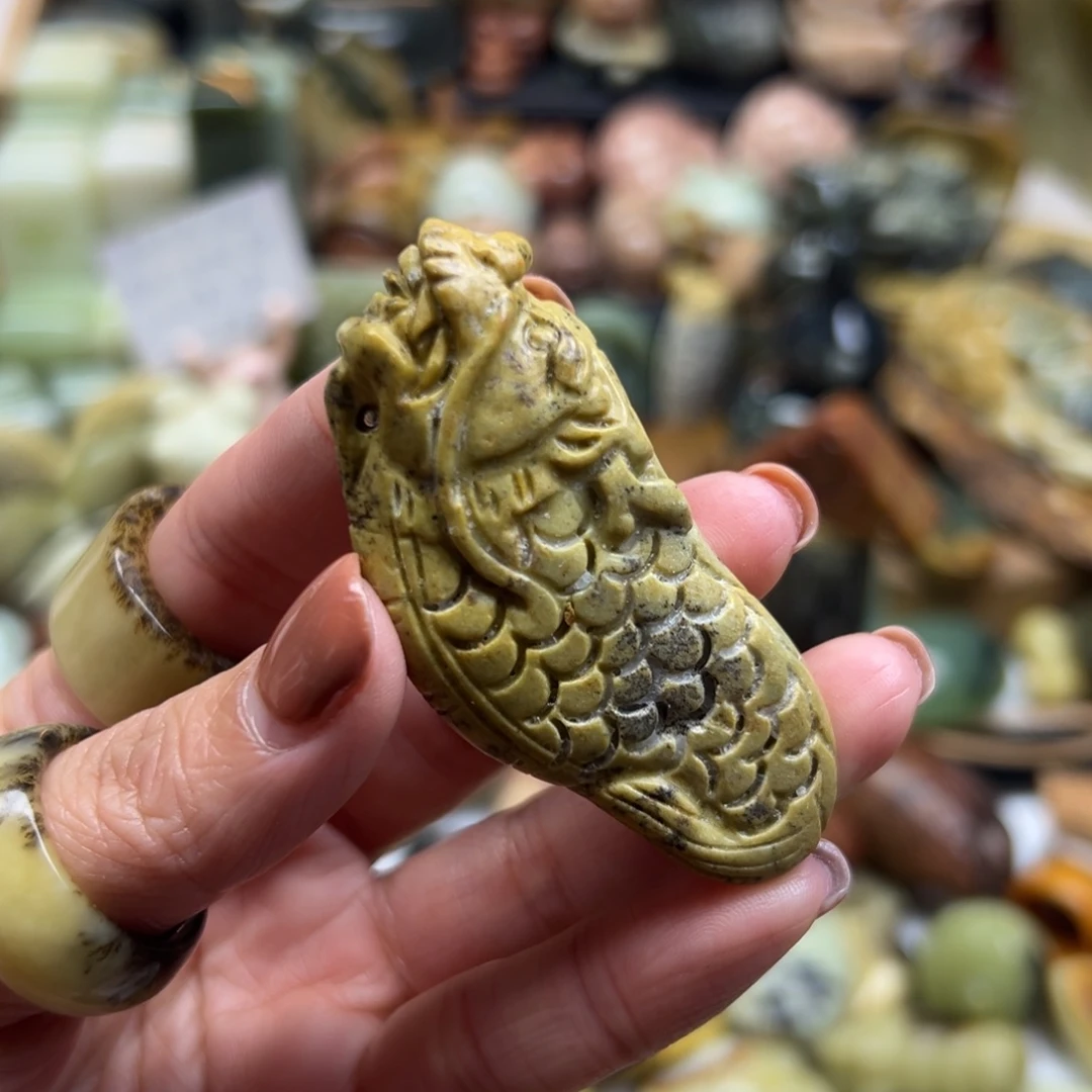 岫岩河磨玉（透闪石质玉）未镶嵌颈饰河磨玉龙鱼手玩