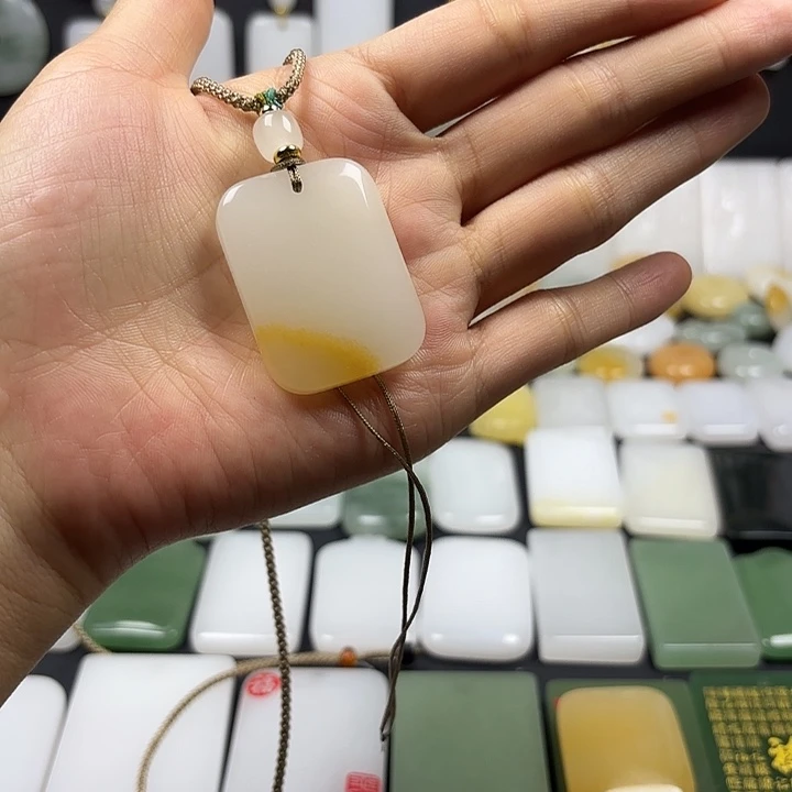 石英质玉（金丝玉）未镶嵌颈饰