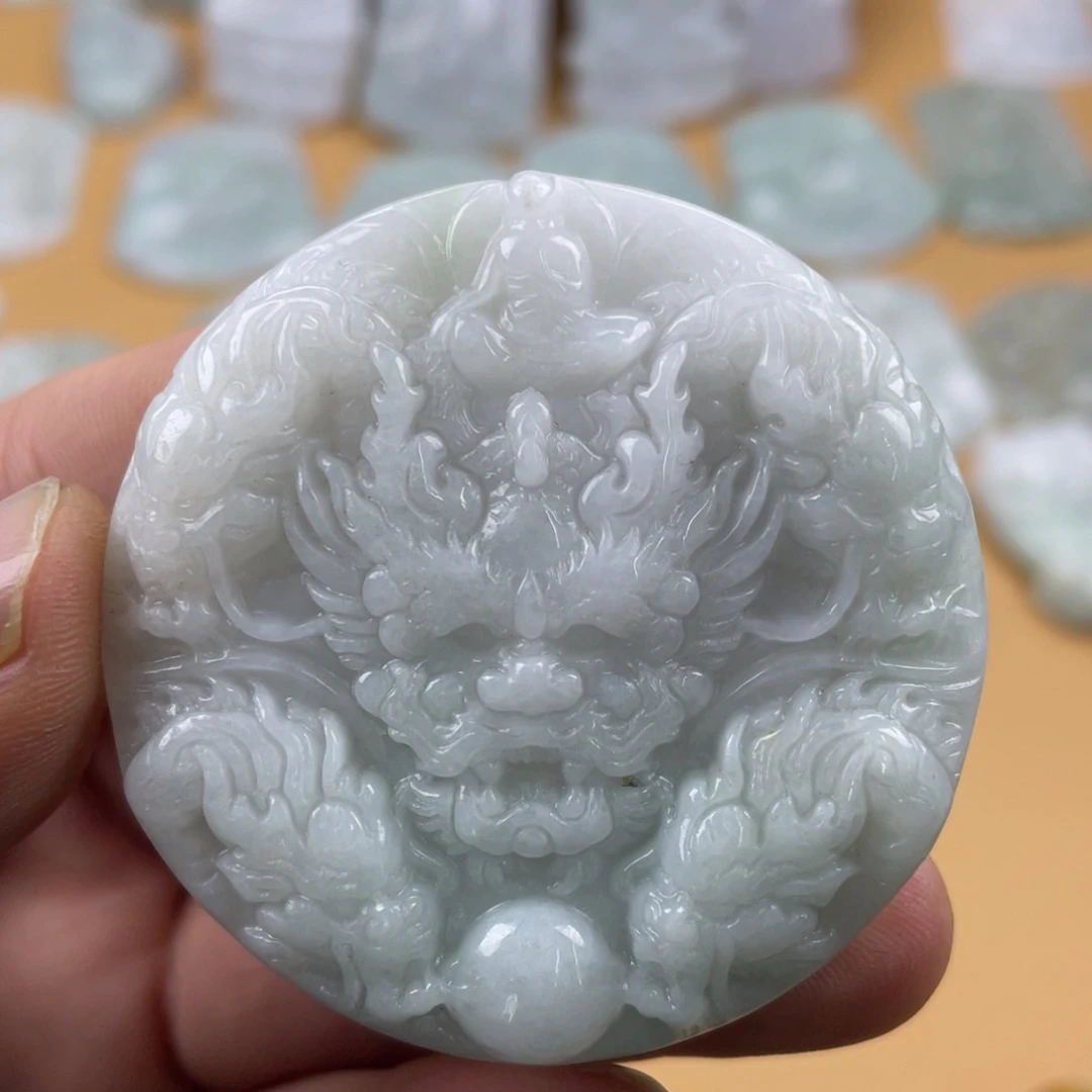 翡翠未镶嵌颈饰九龙