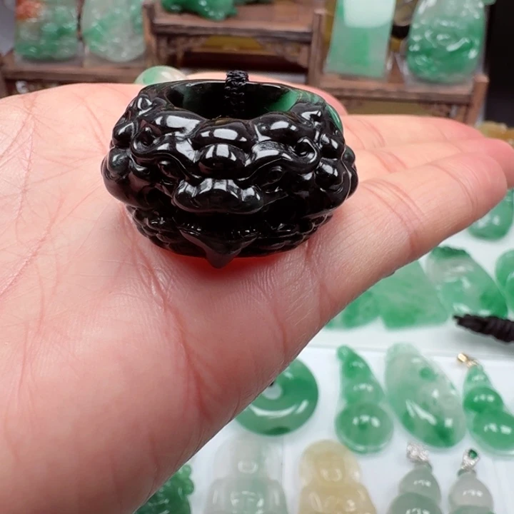 颈饰未镶嵌石英质玉