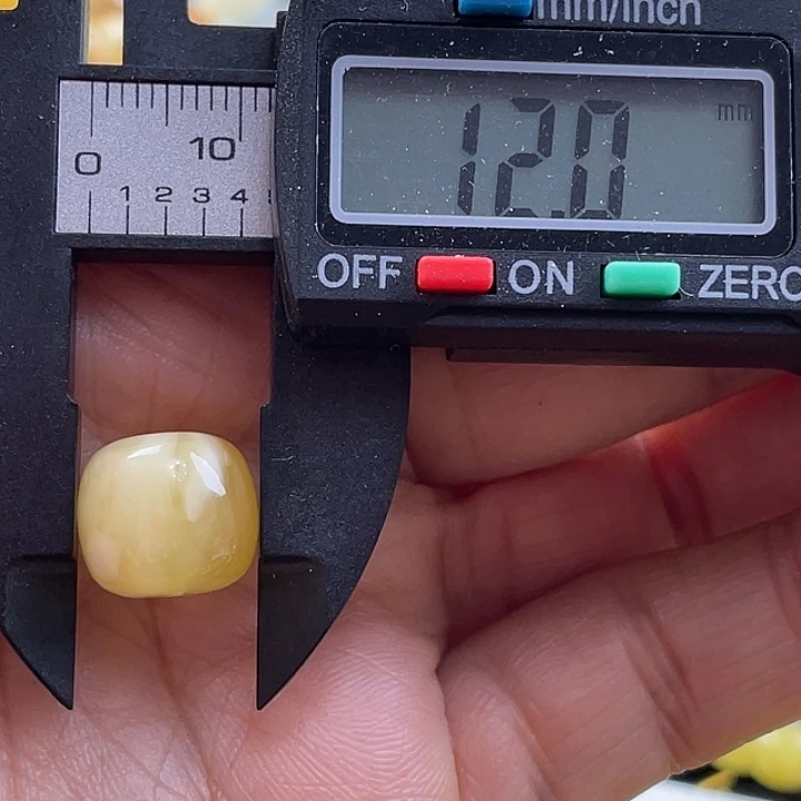 摘***á未镶嵌蜜蜡裸石4号