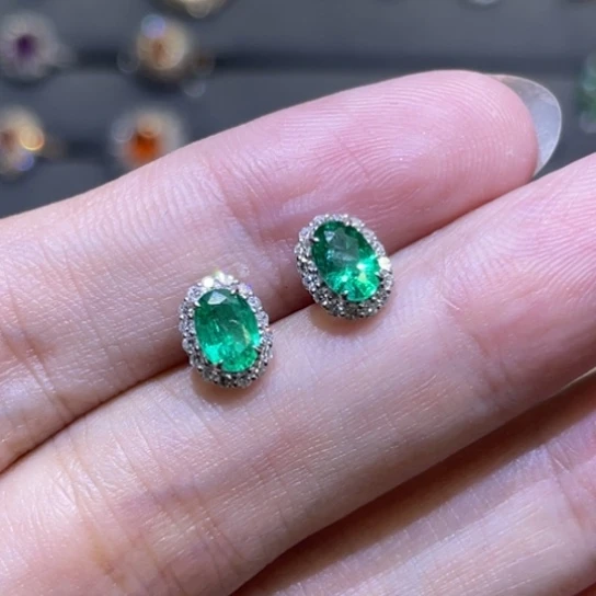 18K金镶嵌耳饰祖母绿0.95ct