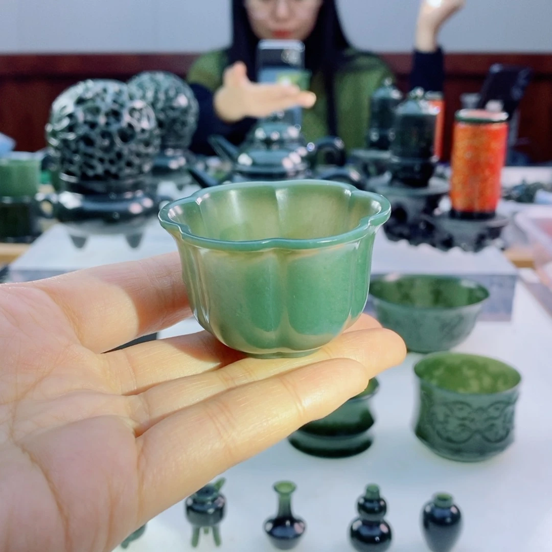 未镶嵌和田玉摆件微瑕