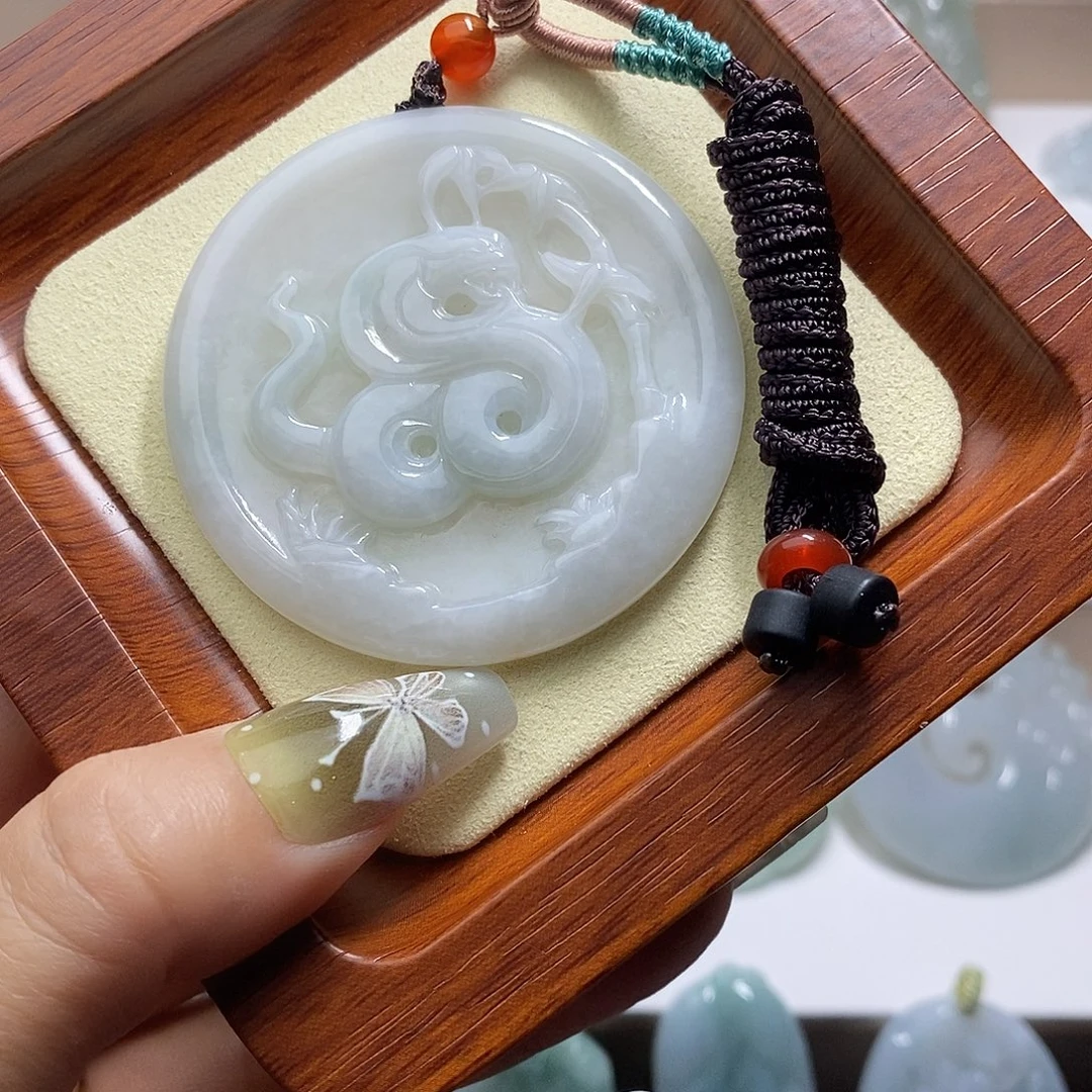 翡翠未镶嵌颈饰蛇牌