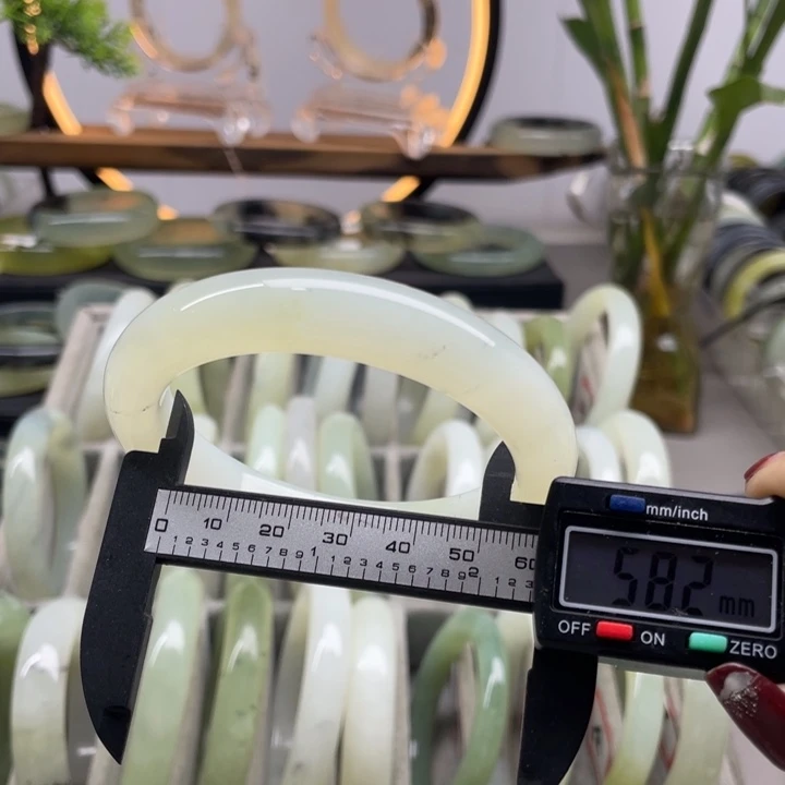 蛇纹石玉手镯未镶嵌80