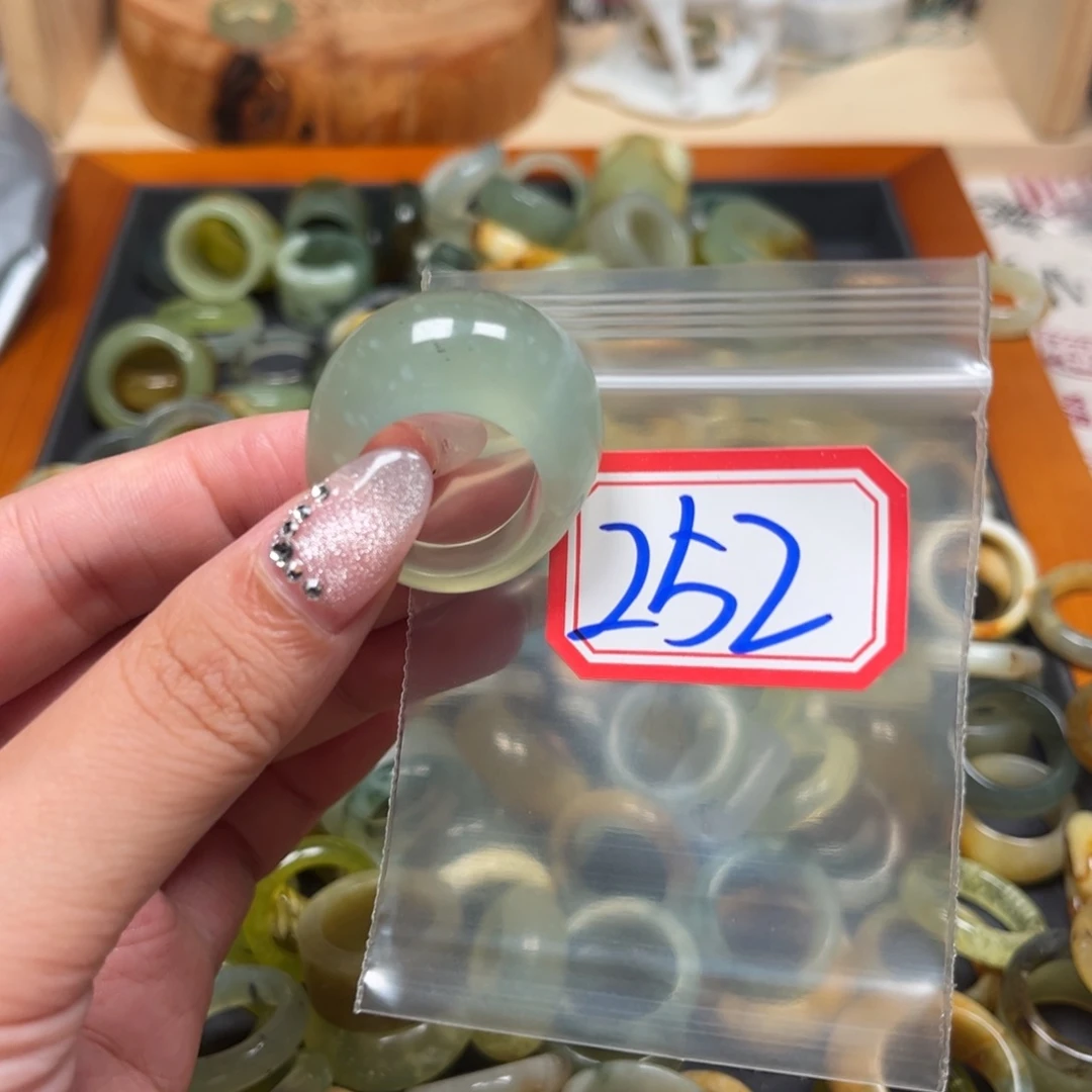 甜***器蛇纹石玉未镶嵌珠宝奇石