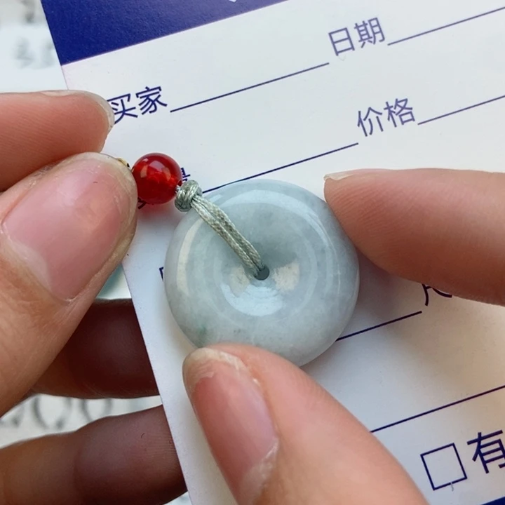 翡翠颈饰未镶嵌翡翠平安扣吊坠。