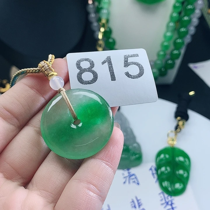 翡翠未镶嵌吊坠(赠链)