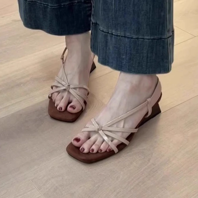 复古细带露趾凉鞋女2025年夏季新款温柔气质百搭蝴蝶结坡跟罗马鞋