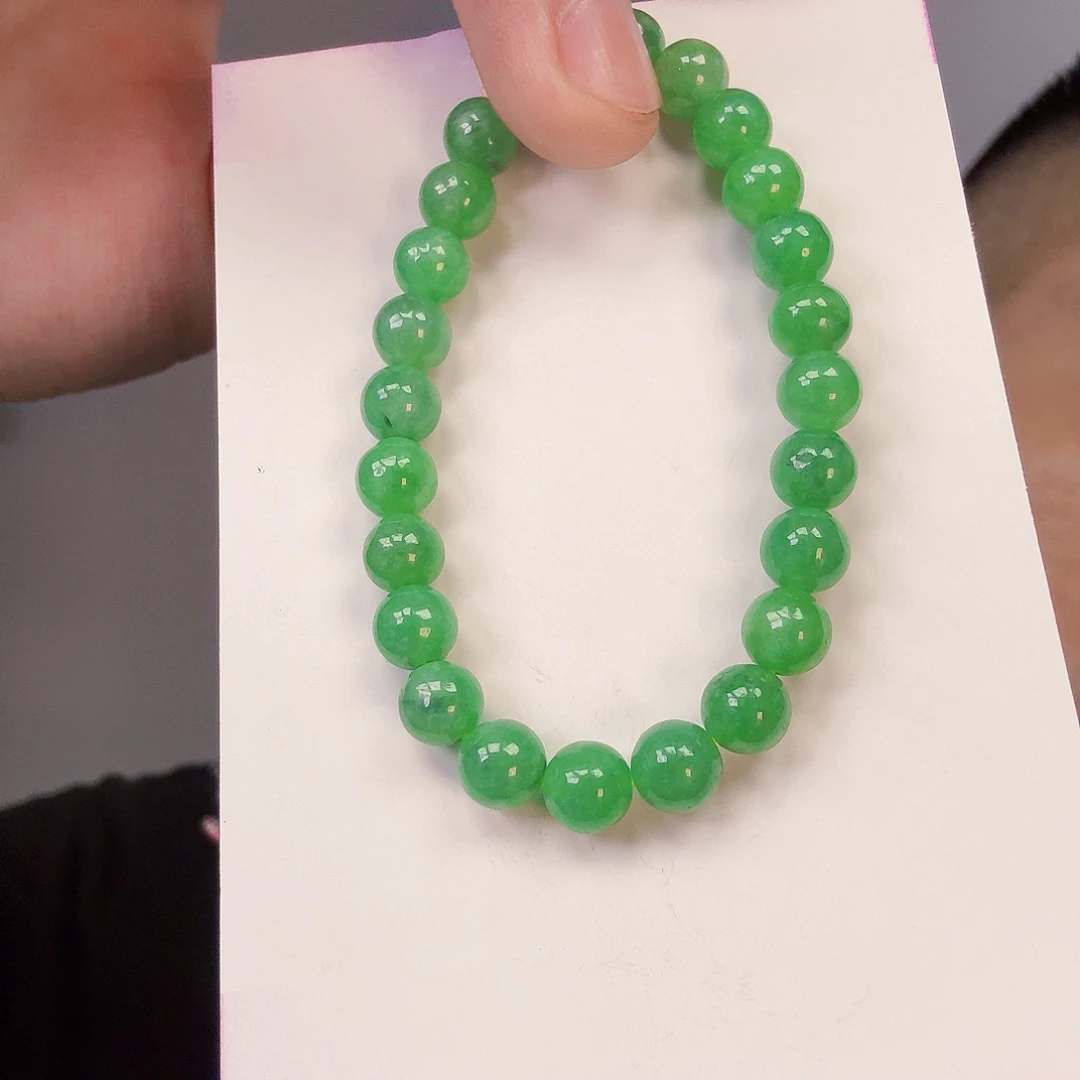 翡翠未镶嵌颈饰一件