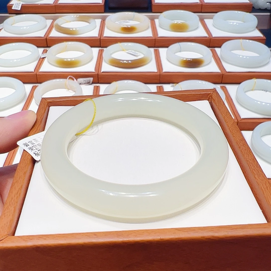 和田玉未镶嵌手镯蜂蜜水