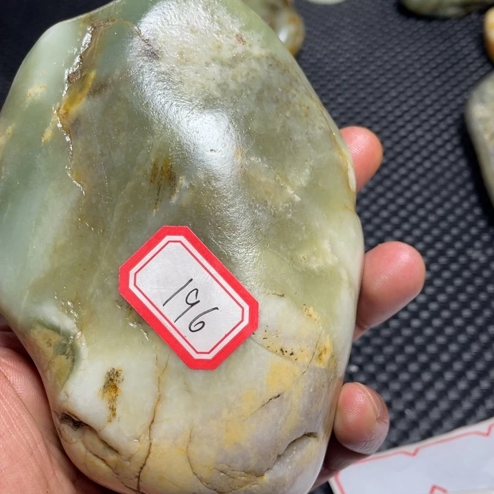 颈饰足铂镶嵌和田玉一****牙196
