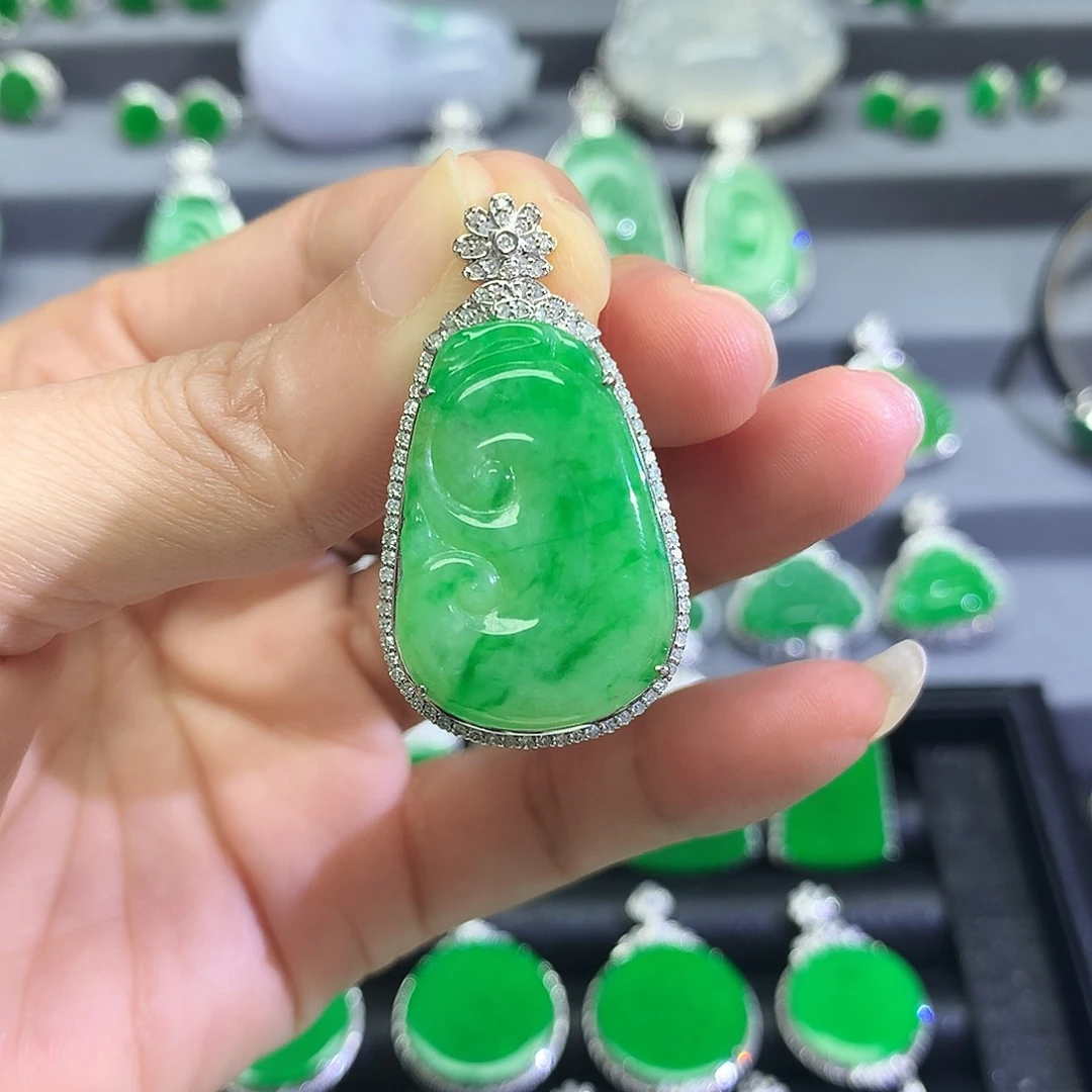 颈饰18K金镶嵌翡翠@**米