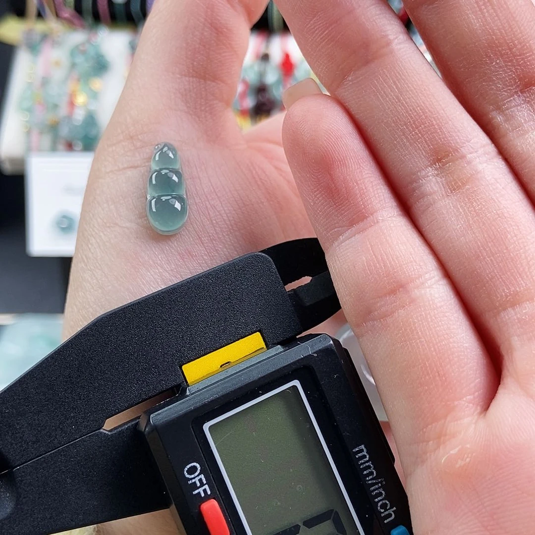 翡翠颈饰未镶嵌莫**莫豆子