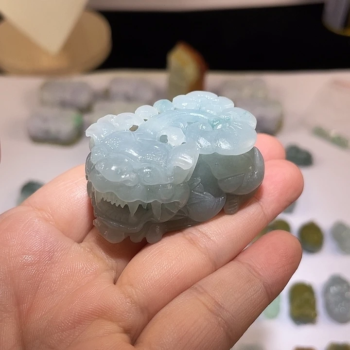 翡翠未镶嵌颈饰貔貅