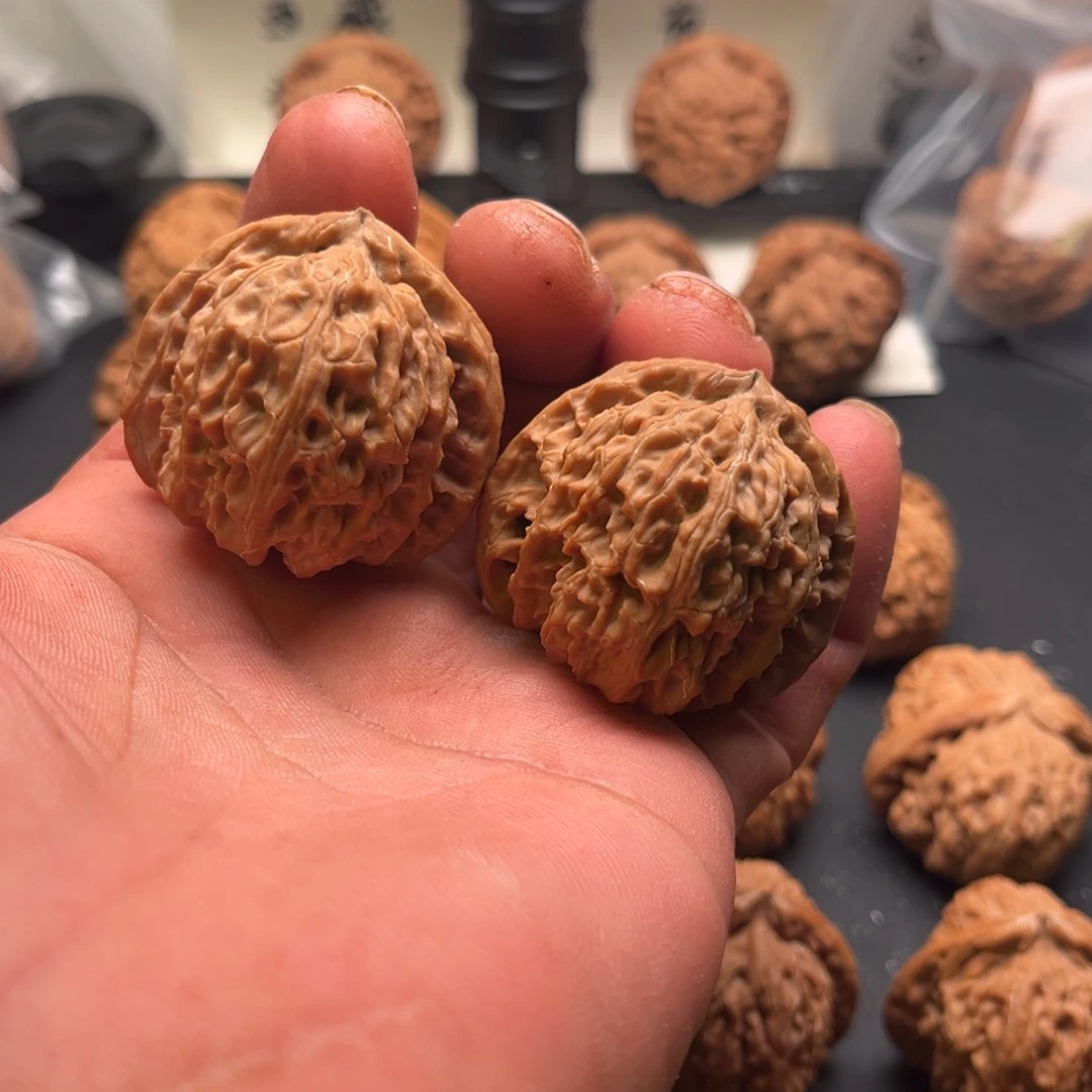 文玩核桃吊坠水尖三角白