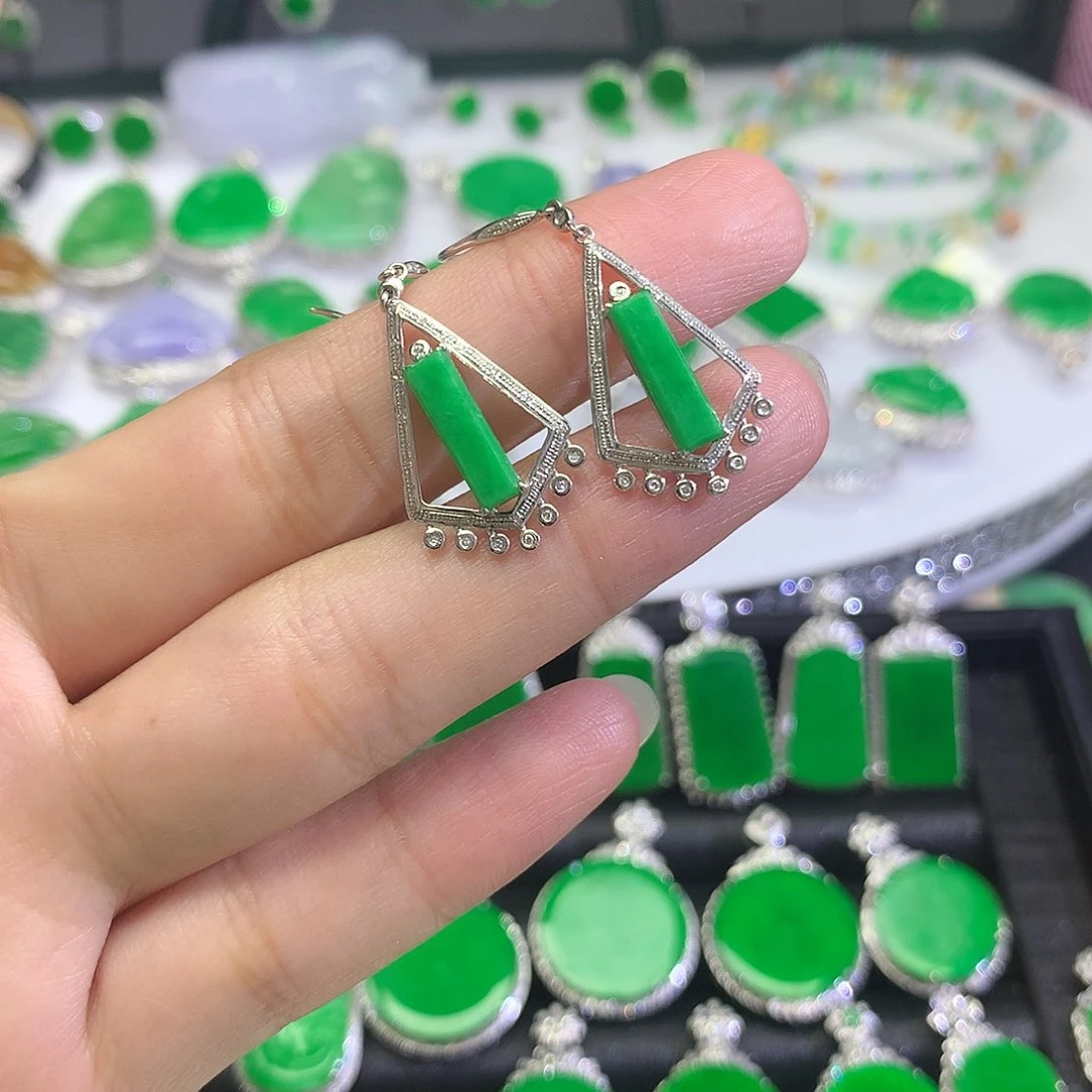 18K金镶嵌翡翠耳饰