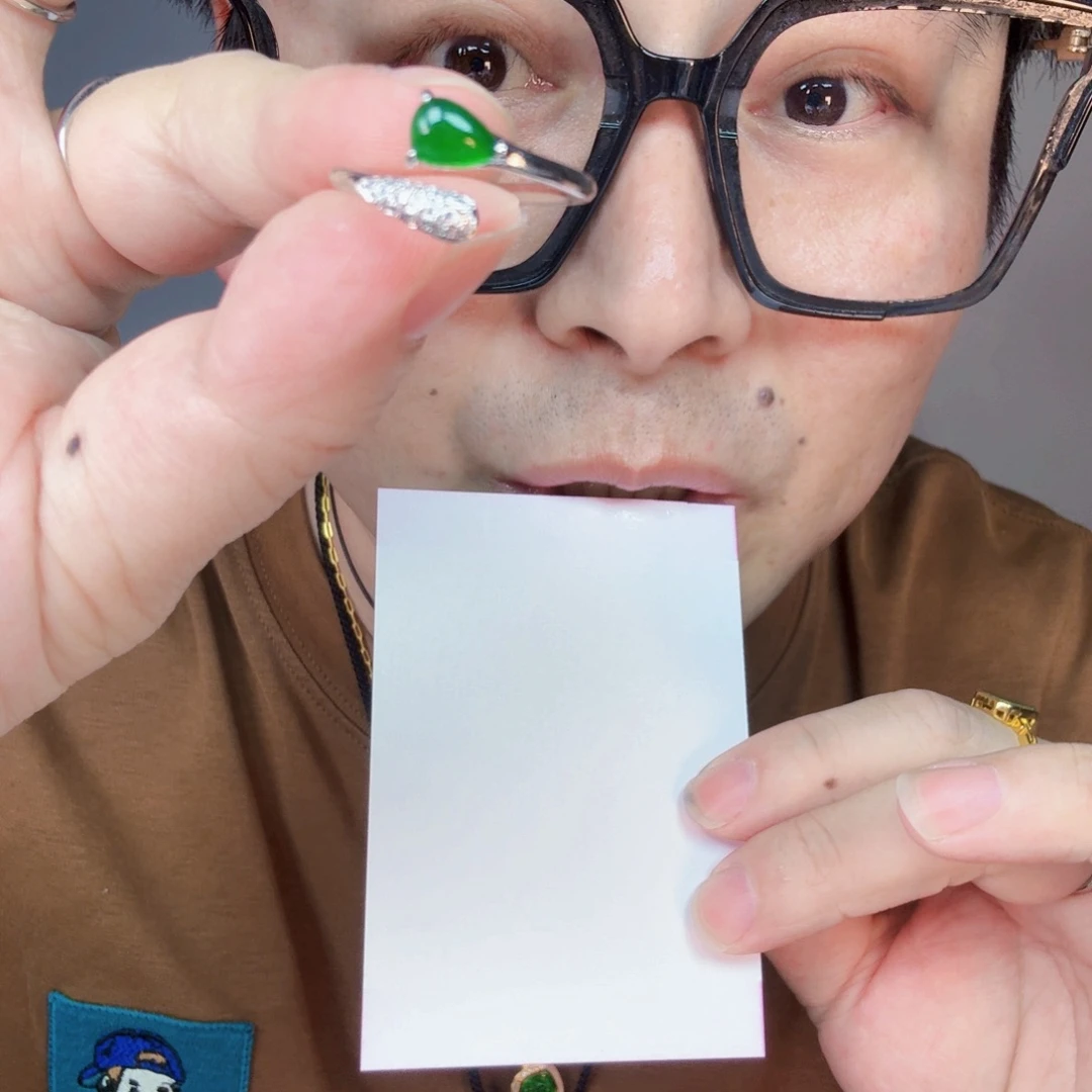 翡翠未镶嵌颈饰一件