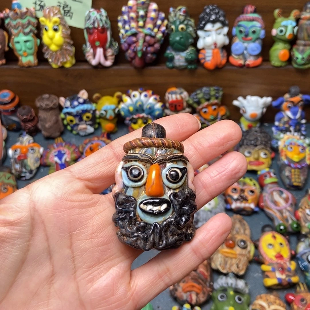 颈饰琉璃大胡子娃娃