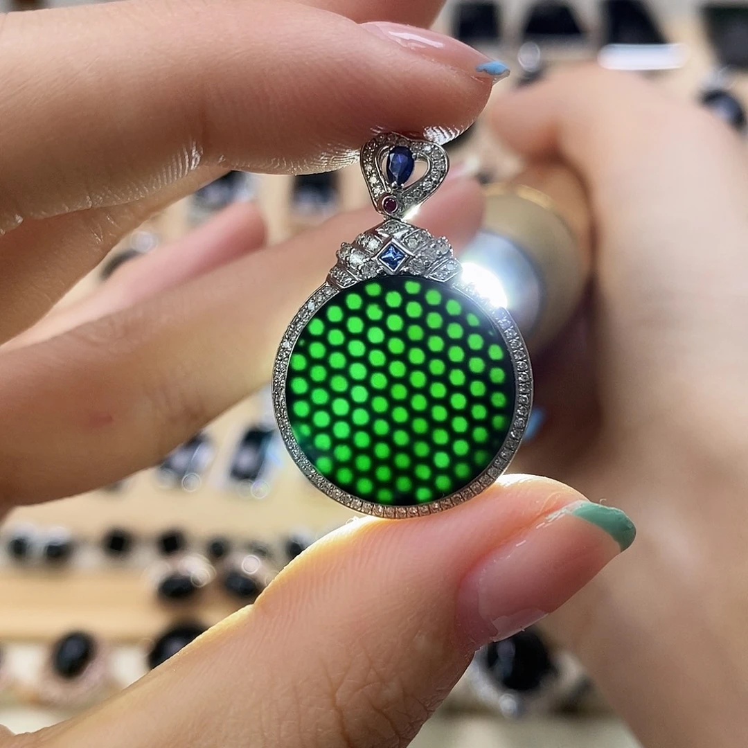 翡翠颈饰18K金镶嵌天然翡翠墨翠