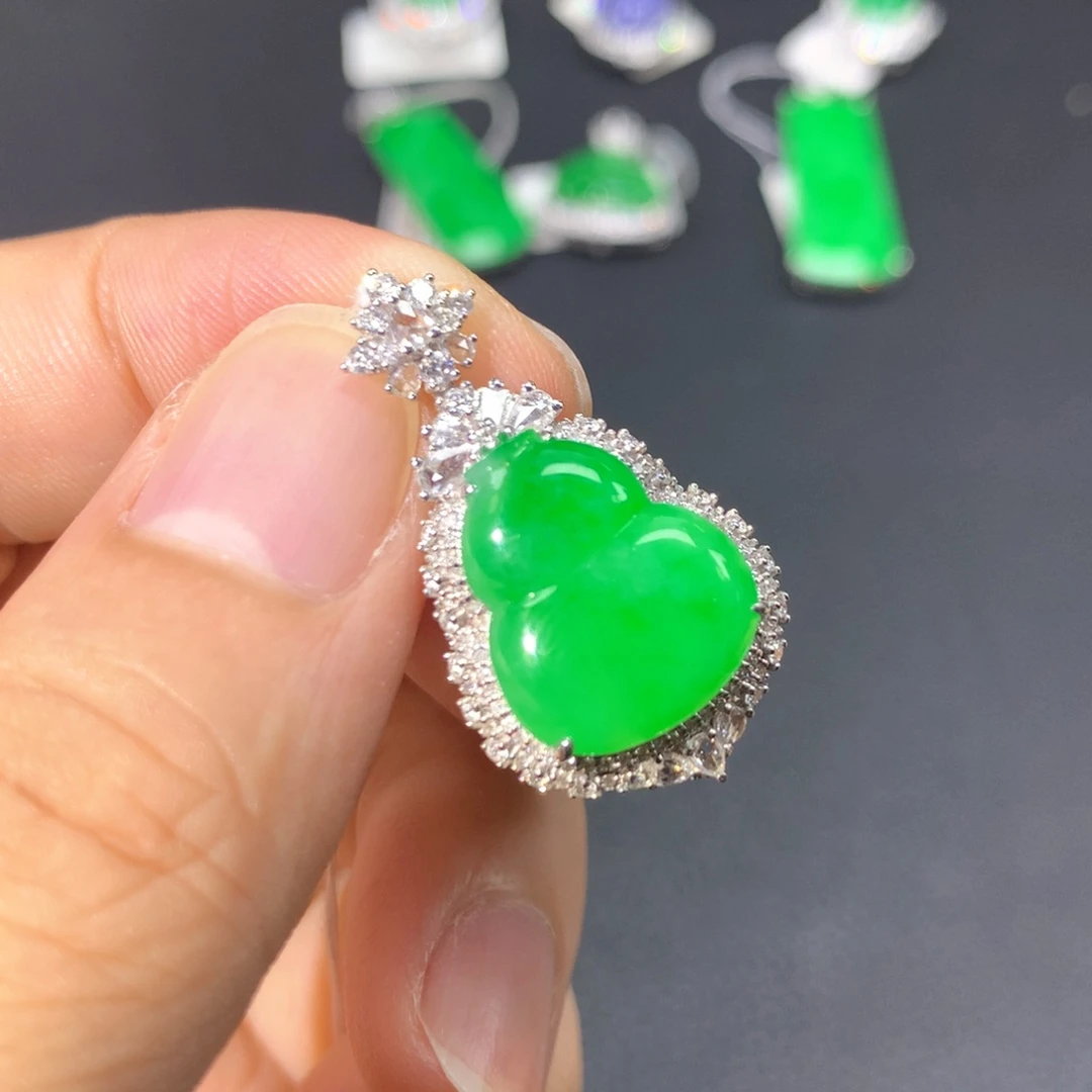 翡翠18K金镶嵌颈饰翡翠