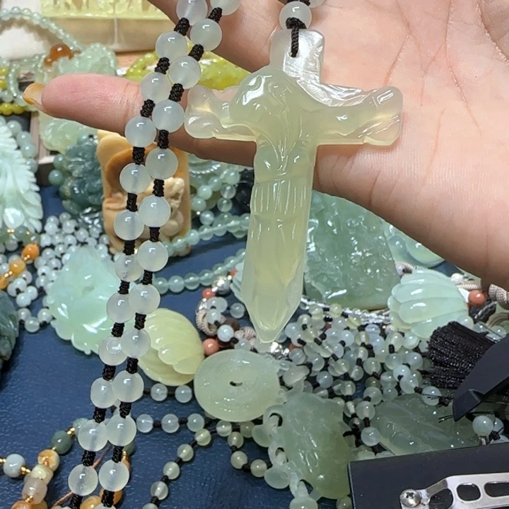 未镶嵌蛇纹石玉吊坠