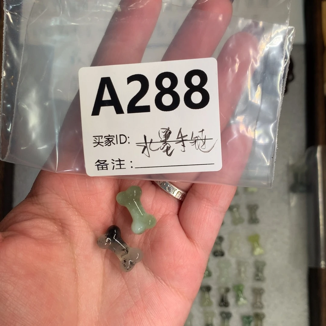 蛇纹石玉颈饰未镶嵌茶****?