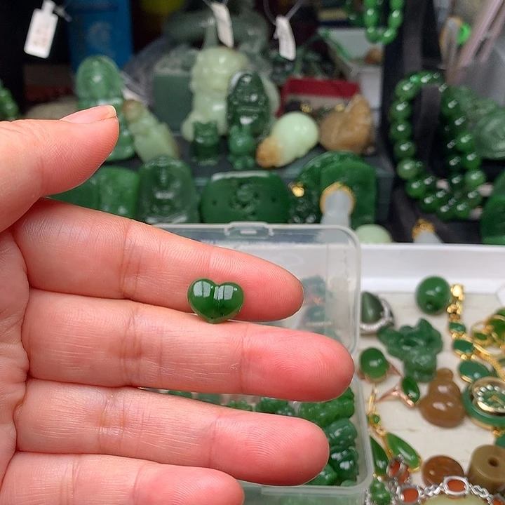 桃***y和田玉未镶嵌颈饰