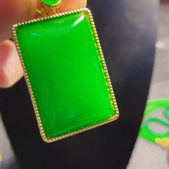 翡翠14K金镶嵌颈饰