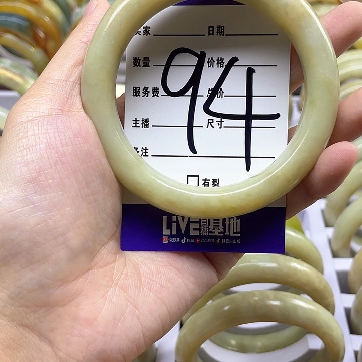 蛇纹石玉手镯合金丫*。