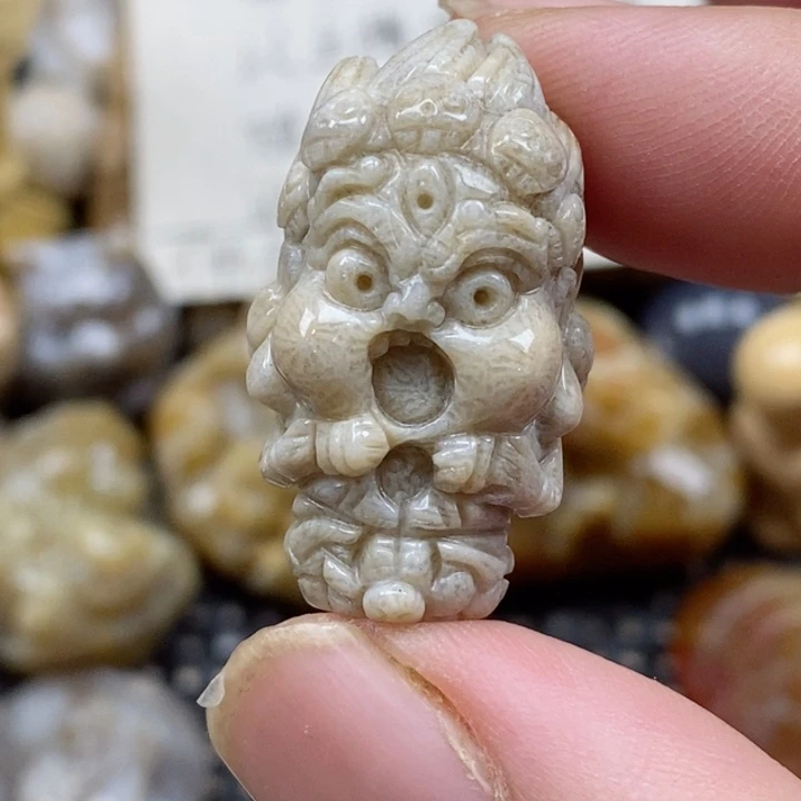 颈饰未镶嵌硅化珊瑚（珊瑚玉）