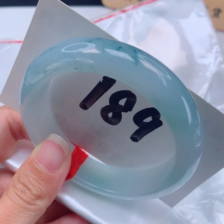 翡翠手镯未镶嵌蓝轮胎