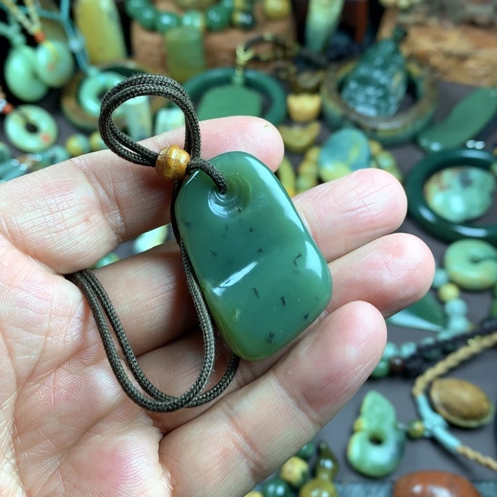 吊坠(赠链)未镶嵌岫岩河磨玉（透闪石质玉）