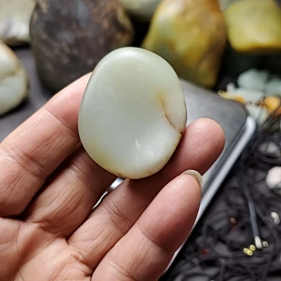 和田玉未镶嵌把件