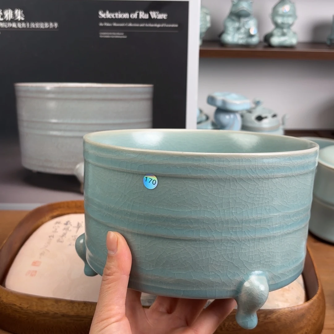 编号170仿古釉大号三足尊