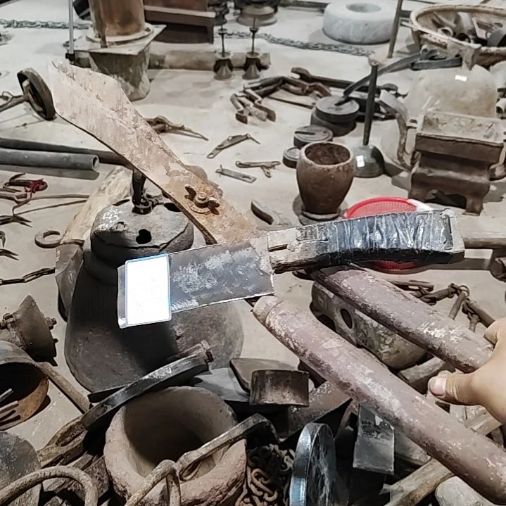 放****下b399-400一个大枝剪一把断铁片