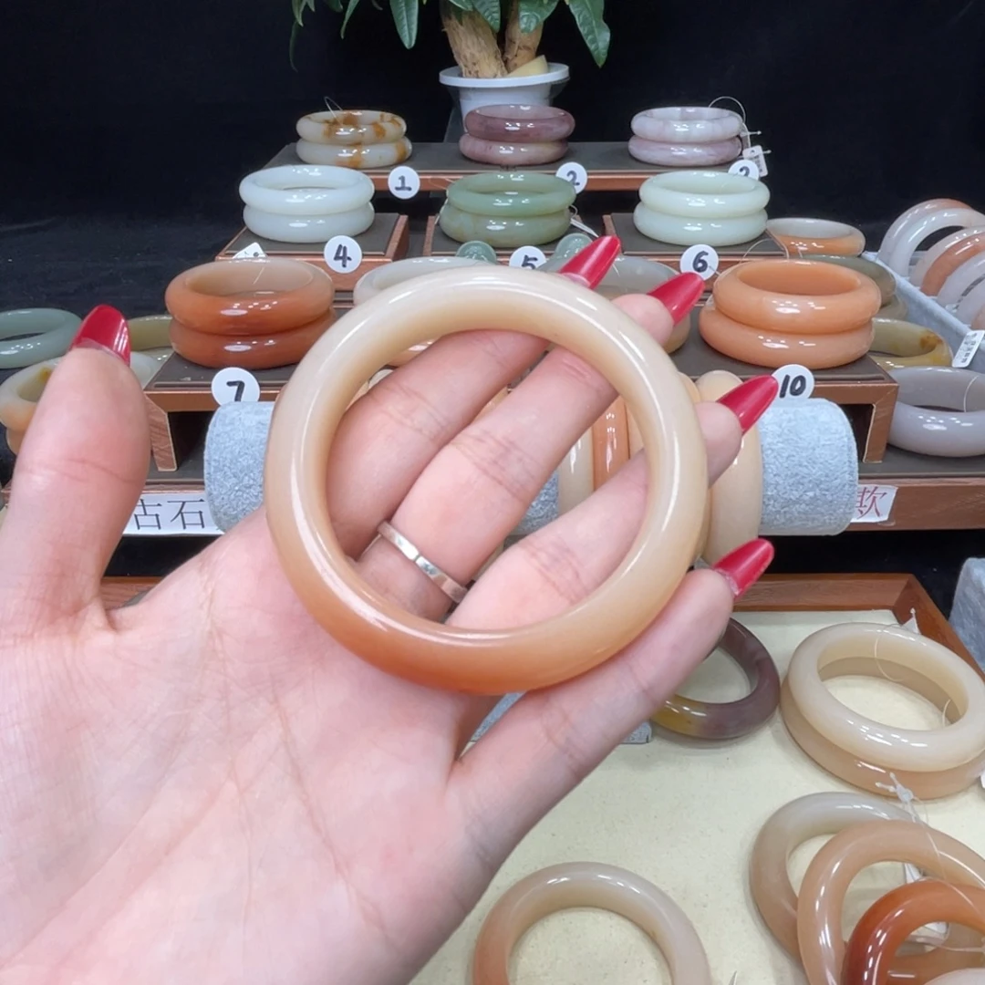 尔***。石英质玉未镶嵌手镯