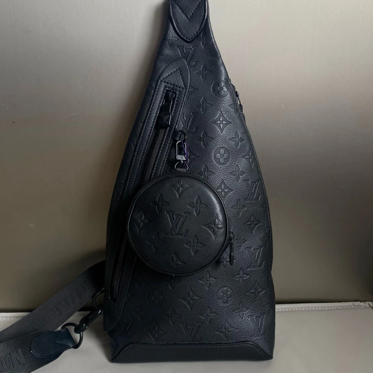 99新 LouisVuitton/路易威登 lv黑色全皮压纹Duo二合一胸包斜挎包