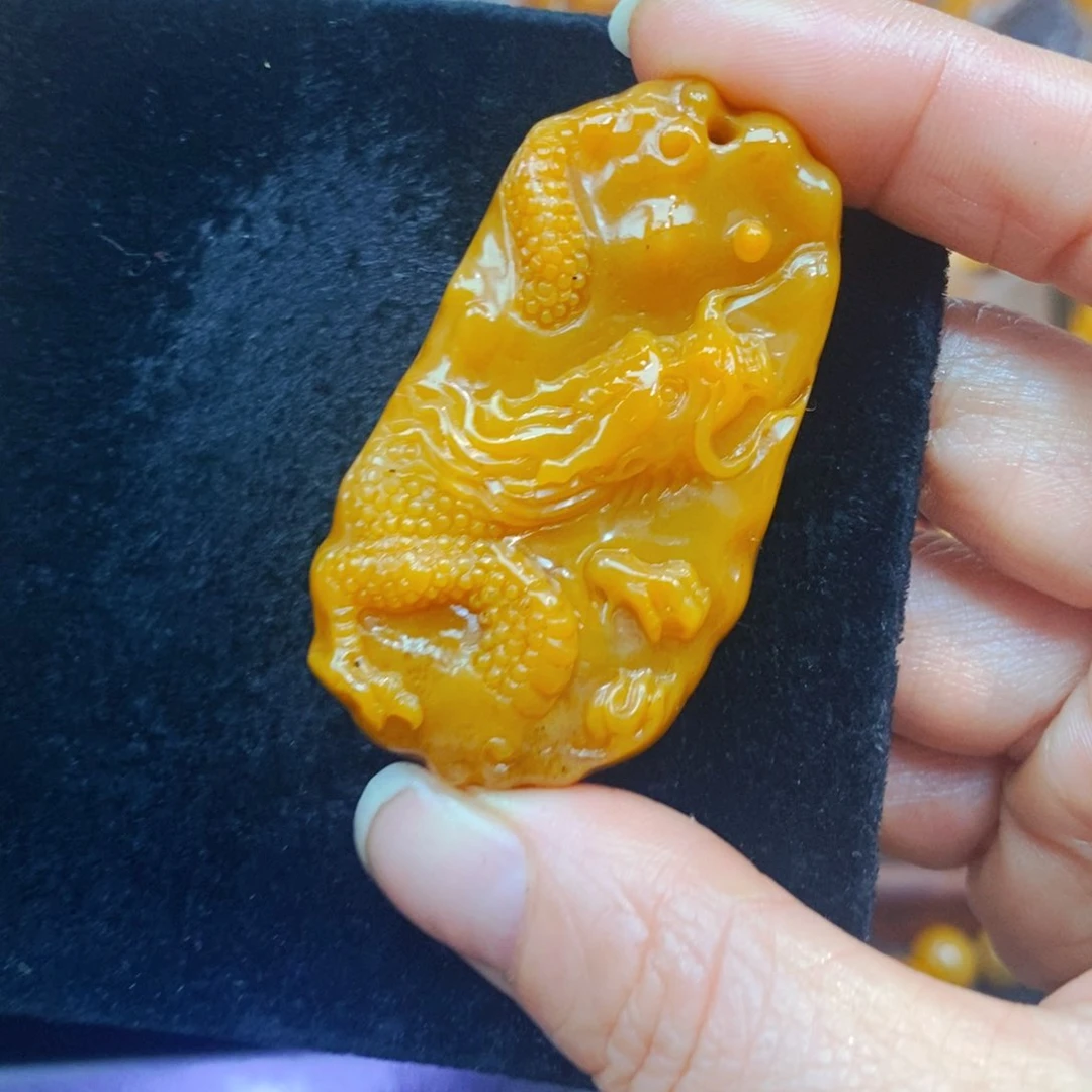 未镶嵌石英质玉（黄龙玉）颈饰