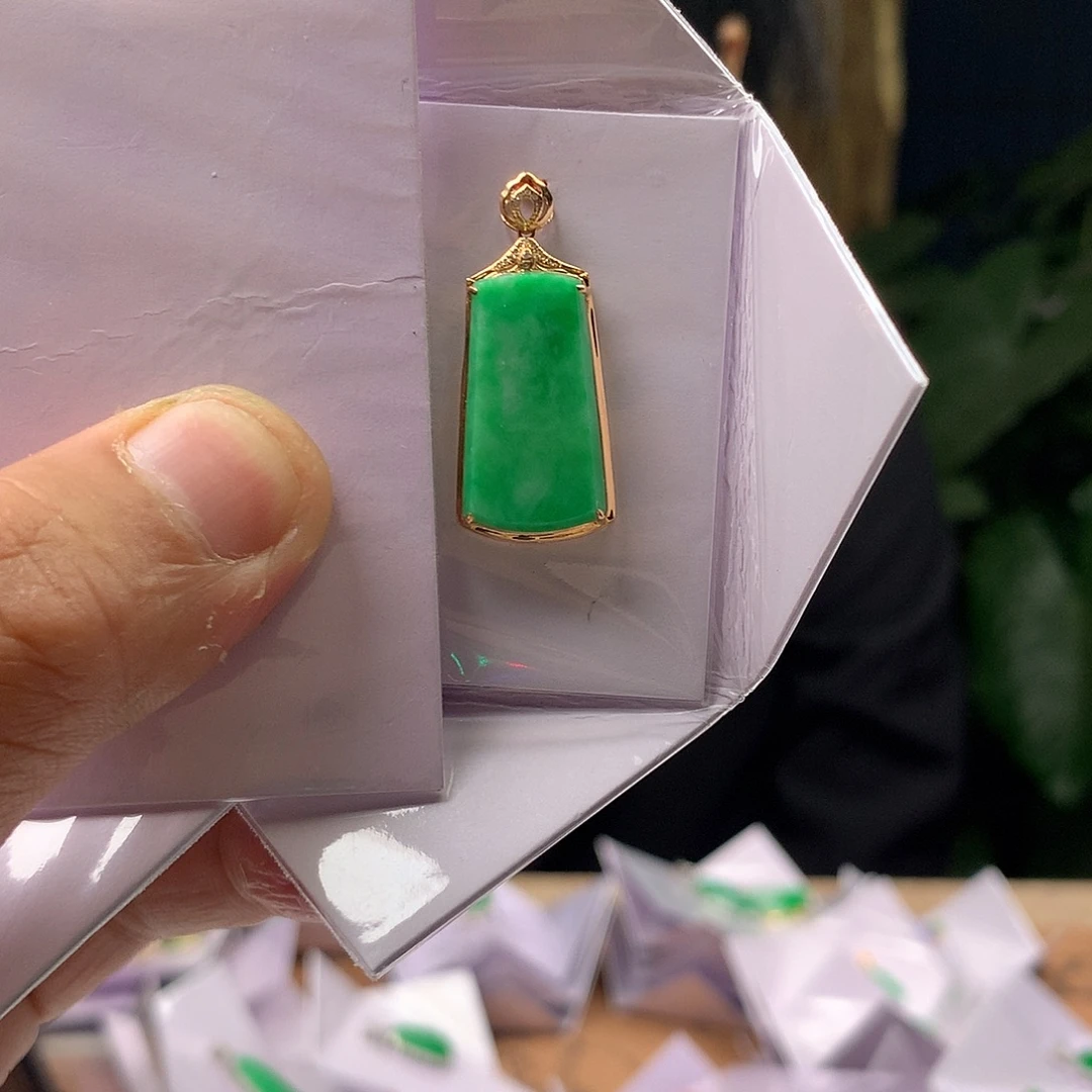 翡翠18K金镶嵌颈饰无事牌