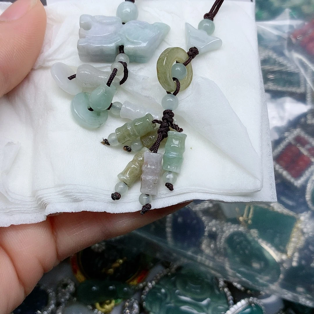 翡翠颈饰未镶嵌翡翠