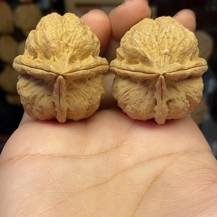 吊坠文玩核桃64有沙眼不退不换微瑕