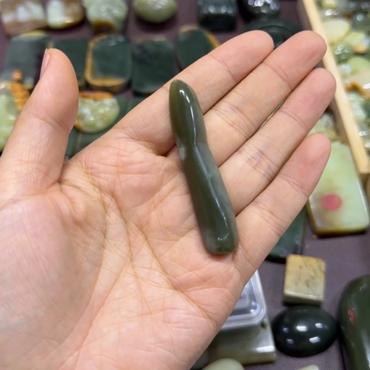 颈饰未镶嵌岫岩河磨玉（透闪石质玉）