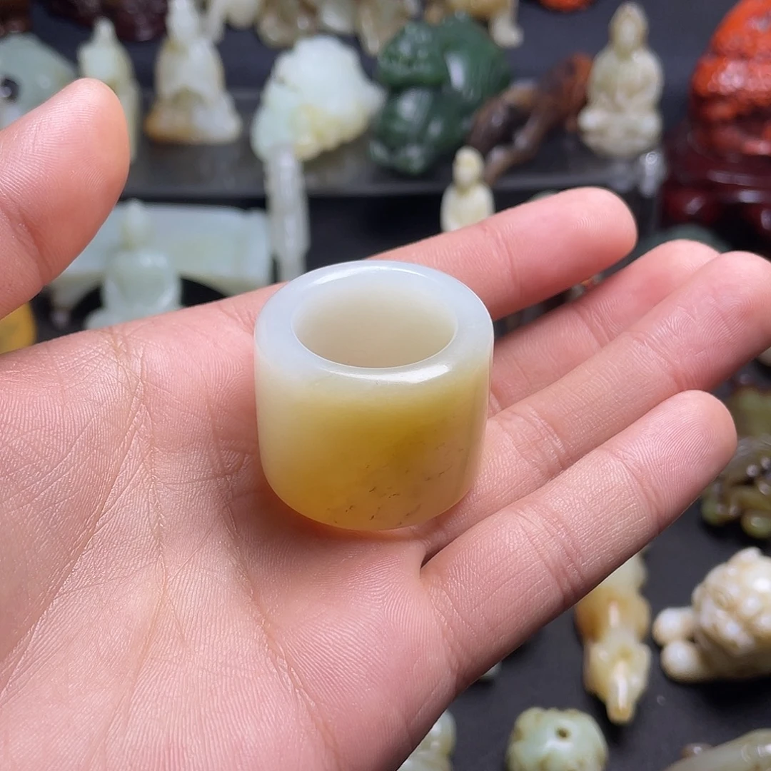 王***涵和田玉（糖玉）未镶嵌颈饰