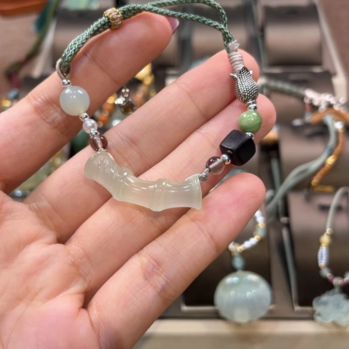 蛇纹石玉颈饰未镶嵌